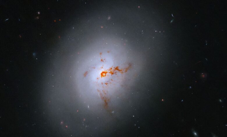 Hubble Sights Galaxy in Transition