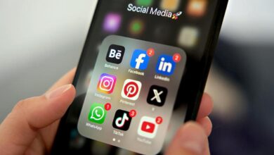 Experts recommend regular breaks from screens to reduce impact on mental health