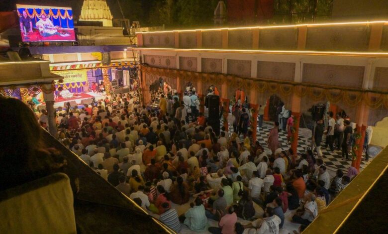 At Sankat Mochan Sangeet Samaroh, artistes of all faiths mark their attendance at Hanuman’s durbar