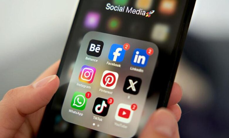 Experts recommend regular breaks from screens to reduce impact on mental health